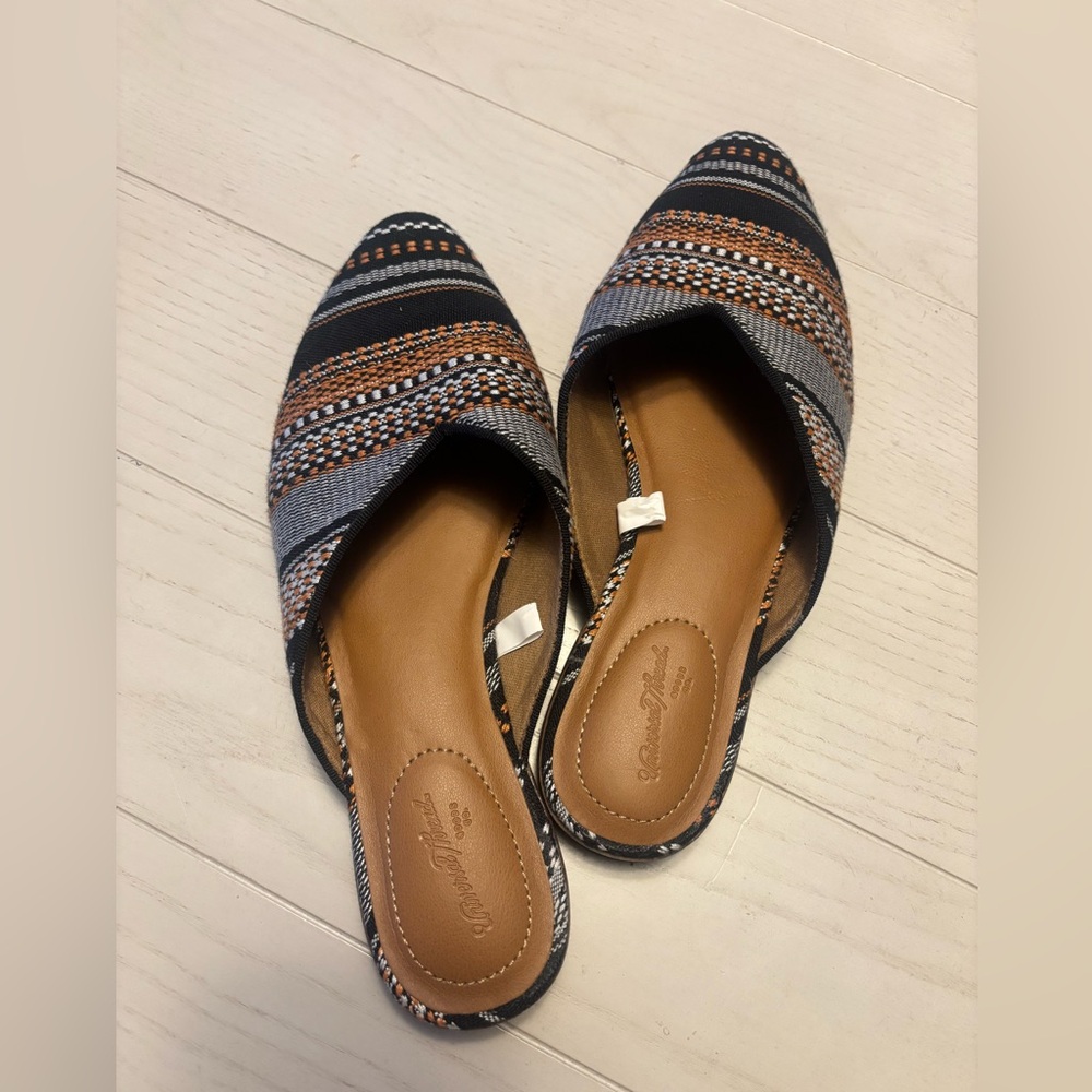 Universal Threads 6.5 women’s slide with black/orange print